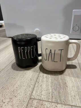 Salt and Pepper Ceramic Shaker Set - Black & White- USED